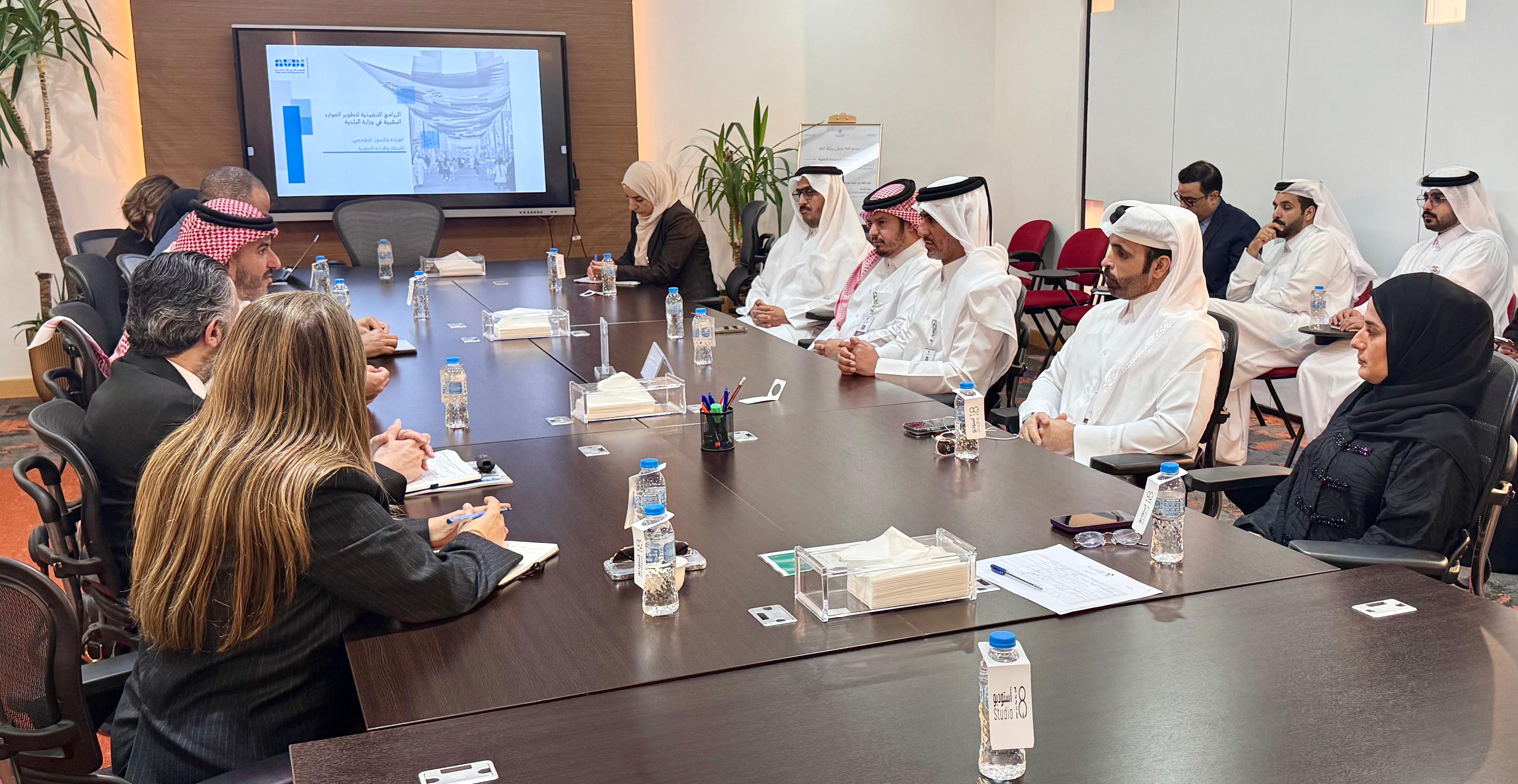المعهد يبحث التعاون مع وزارة البلدية في قطر لتنفيذ عدد من البرامج التدريبية وتطوير القيادات